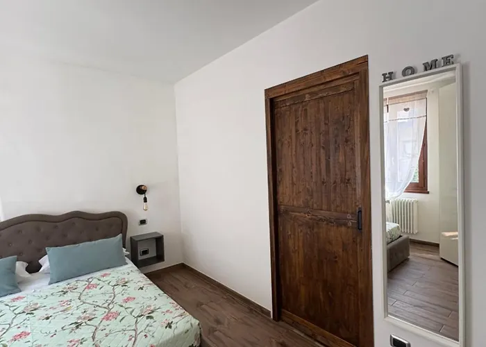 Casa Chiara מנדלו דל לאריו