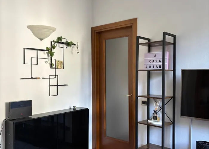 Casa Chiara מנדלו דל לאריו